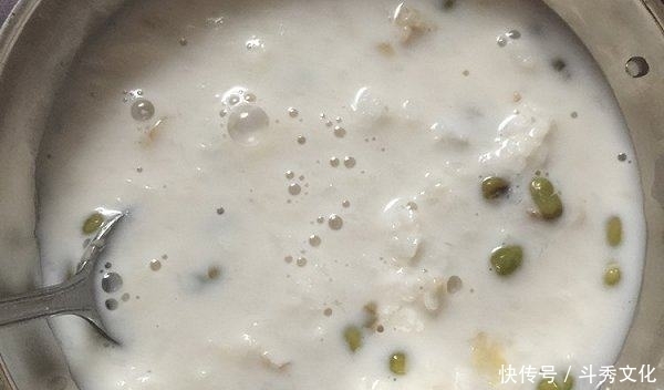 美白|药店几毛钱一瓶的“它”,睡前拿来擦脸,皮肤紧致,美白又祛斑!