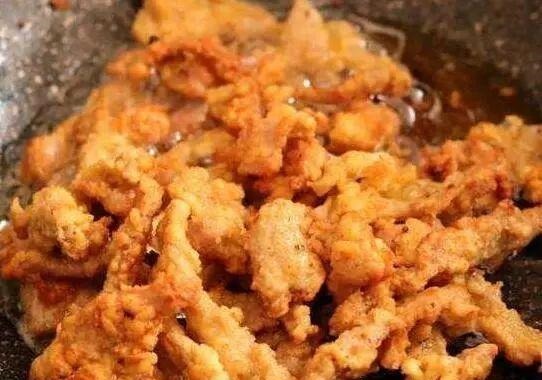 糖醋里脊色泽红亮,酸甜可口,最吸引人的是外焦脆,里软嫩的口感