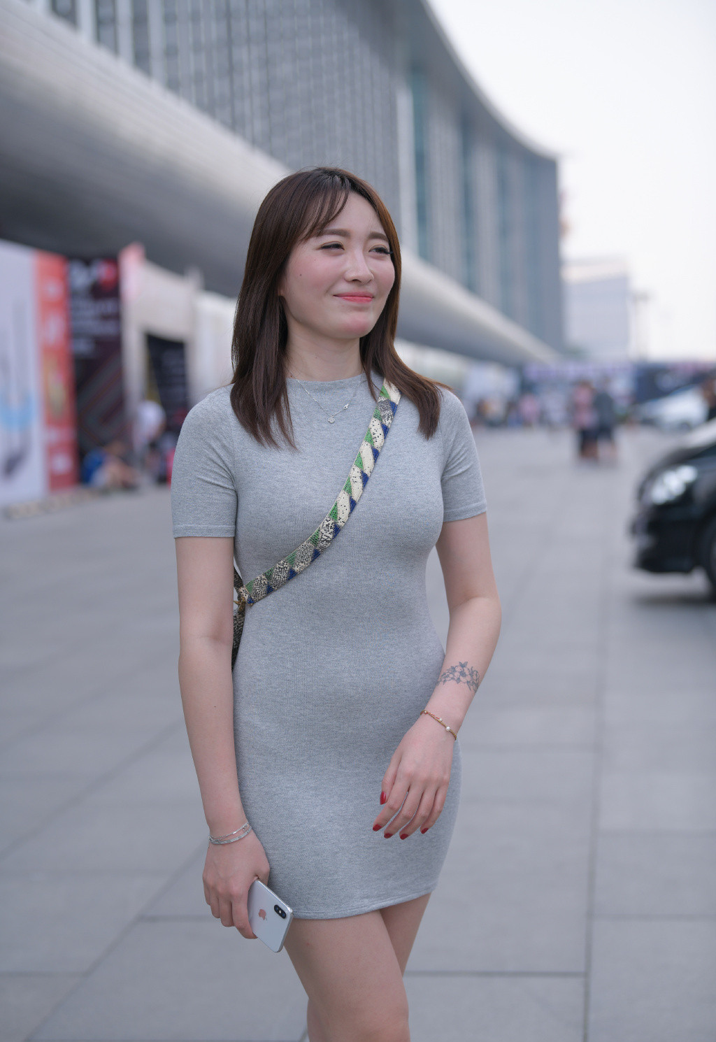 春季“辣妈”穿搭, 选择灰色连衣裙, 轻松展现成熟魅力!