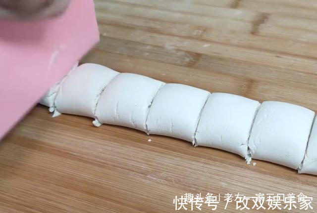 一碗糯米粉,开水一烫,教你做空心麻团,不开裂不回缩,个个空心