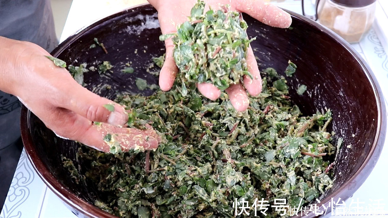 搅拌均匀|马齿苋最好吃的做法，家里每次做一大盆不够吃，吃着真香