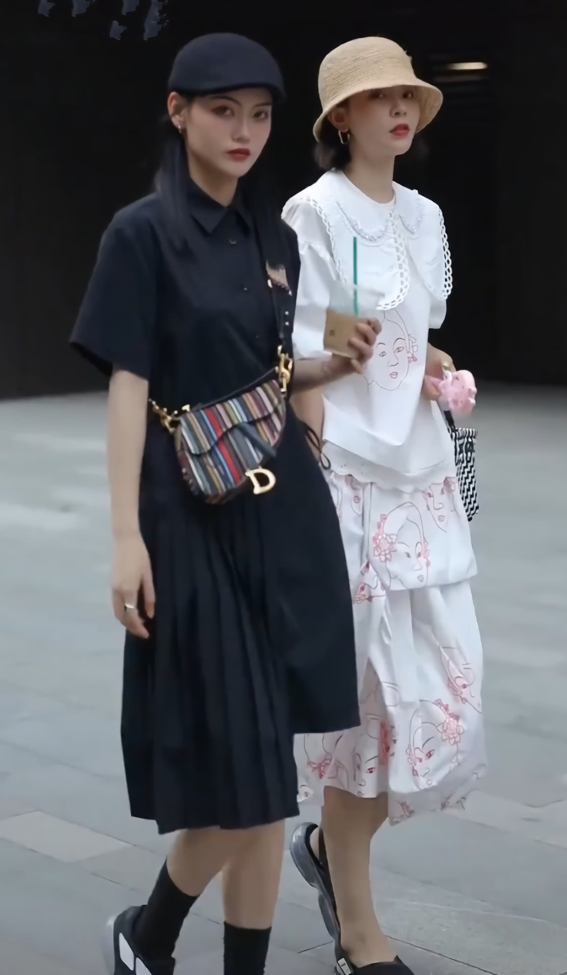 长袜 “老爹凉鞋”配长袜有什么好的,也不嫌热得慌,还是光着脚穿好!
