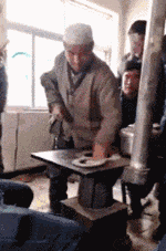 |搞笑GIF趣图:陪客户去喝茶,服务员这倒茶姿势让我有点尴尬