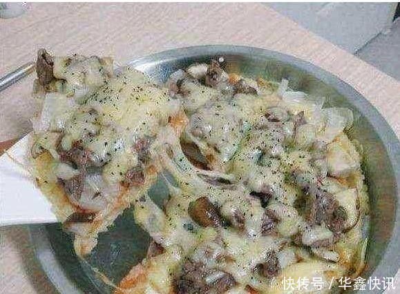 把鸡蛋打进电饭锅和生米一同煮,15分钟后,奇迹出现了