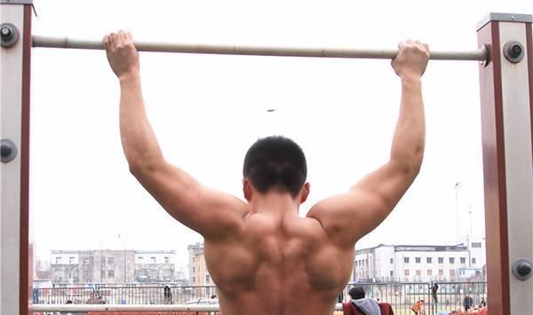 掉头发|三个表现一出现,说明男人已经开始步入衰老了,再嘴硬也没有用