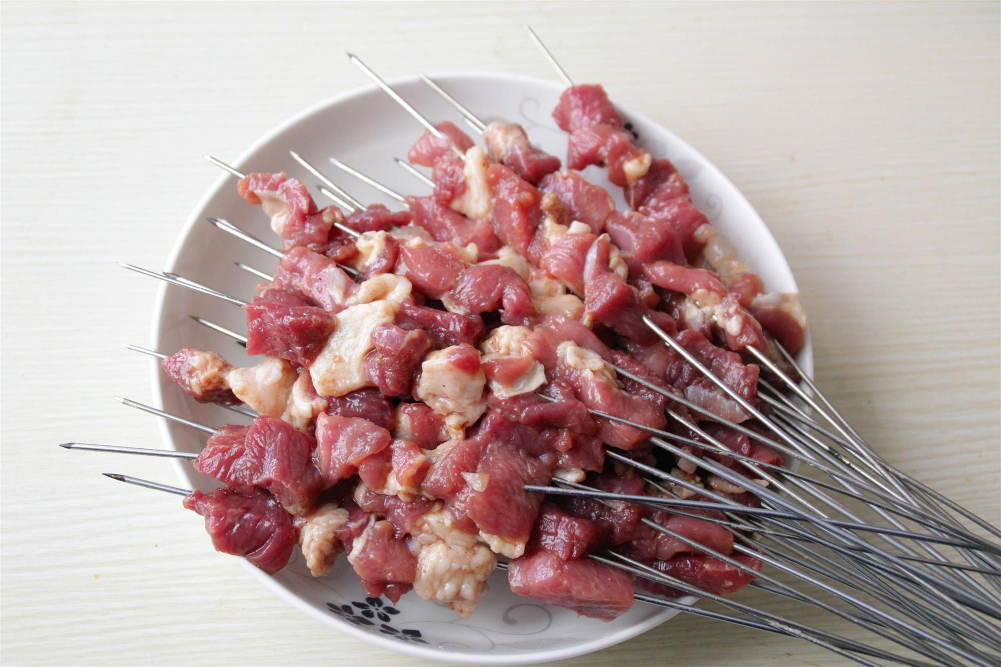 羊肉和孜然是绝配,教你在家烤羊肉大串,味道和烧烤店的一样好吃