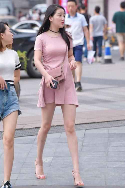 白色连衣裙 穿短袖裙装，浅粉色裙装穿搭，清新甜美又优雅靓丽