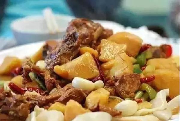 天冷了菜冷得快，吃点热乎的暖和，一家人围着吃