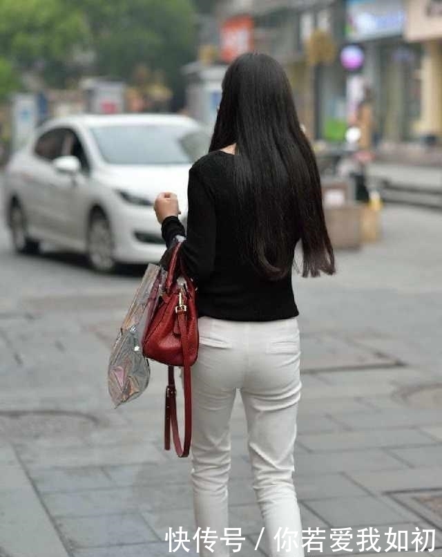 身材|街拍:性感白色紧身裤,小姐姐丰满圆润的身材让人羡慕!