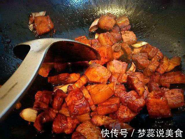 红烧肉一炒就硬别只会傻傻焯水!少了这1步,难怪又老又腥