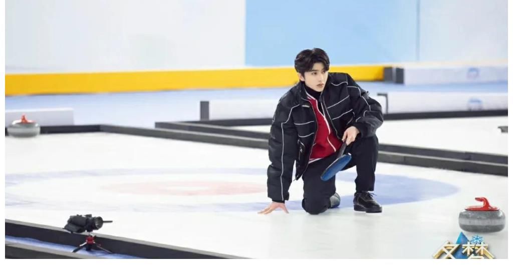 蔡徐坤掌握冰壶新技能，帅气又加一个度，许久未亮相状态更好