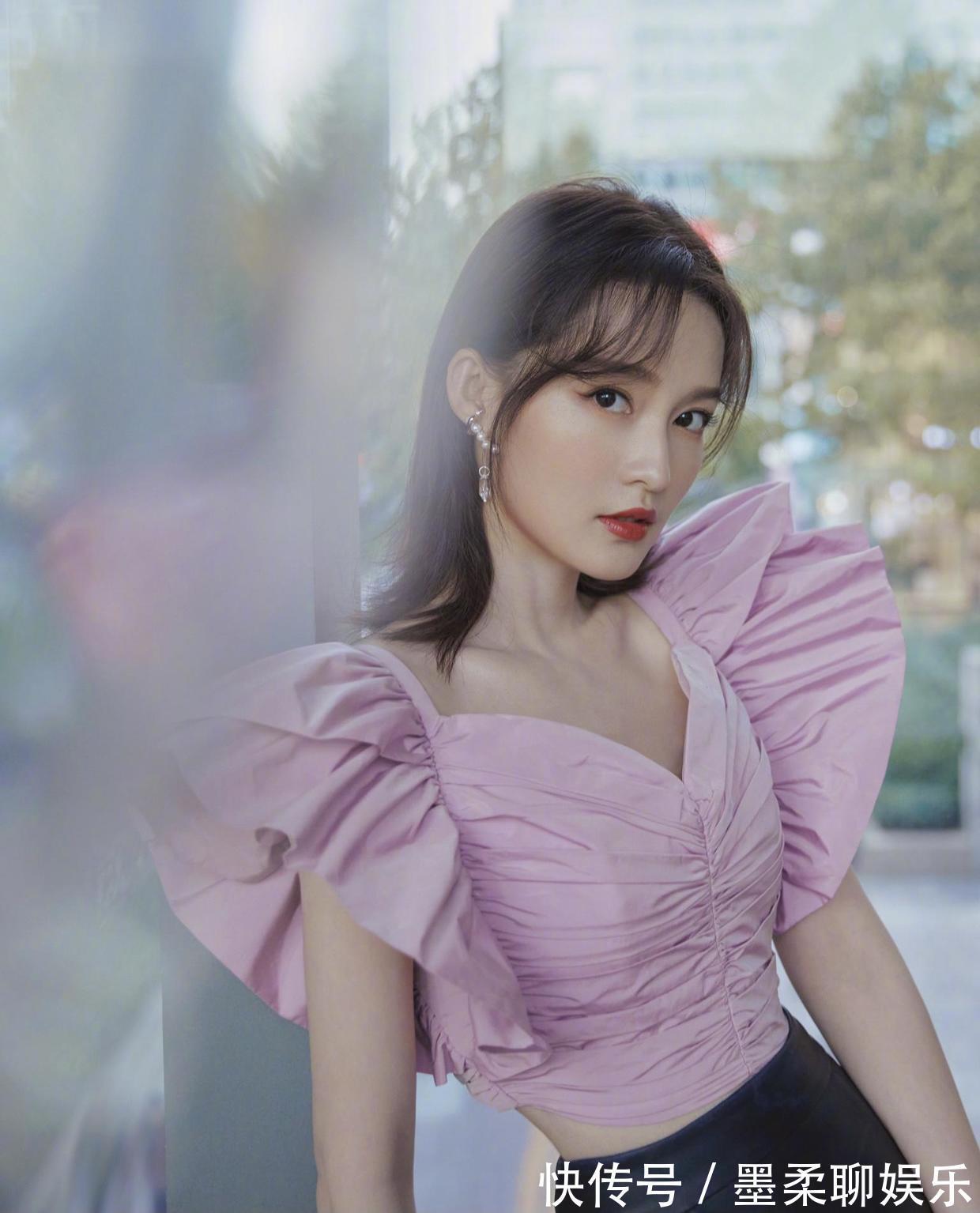 女人味|李沁身材和气质真绝了!穿大红色透视连衣裙亮相,漫画腿真吸睛