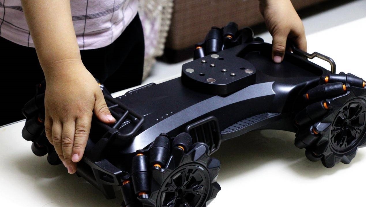 电池|全向轮轻松操控,动作智能编程:百思童智能遥控机甲评测