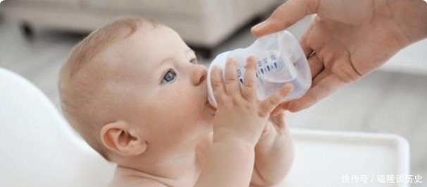 奶嘴|婴儿“吃饱”后模样有多萌?表情变化形象生动,与喝奶前是俩状态