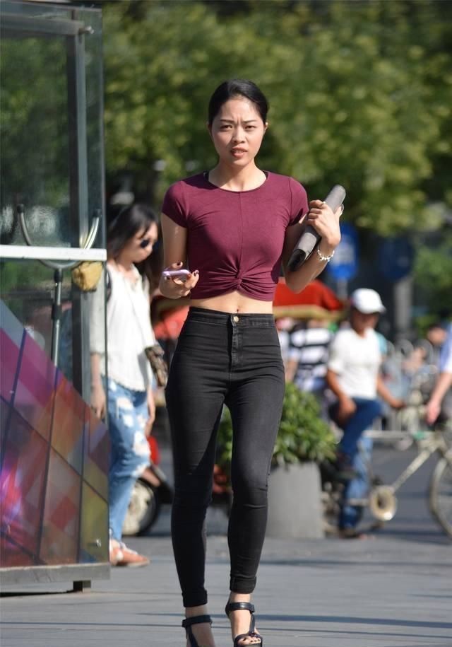 健身|修身牛仔裤搭配细高跟凉鞋,姑娘的搭配很显身材