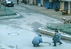 |搞笑动图 车祸猛于虎，一辆轿车直接压成纸片了