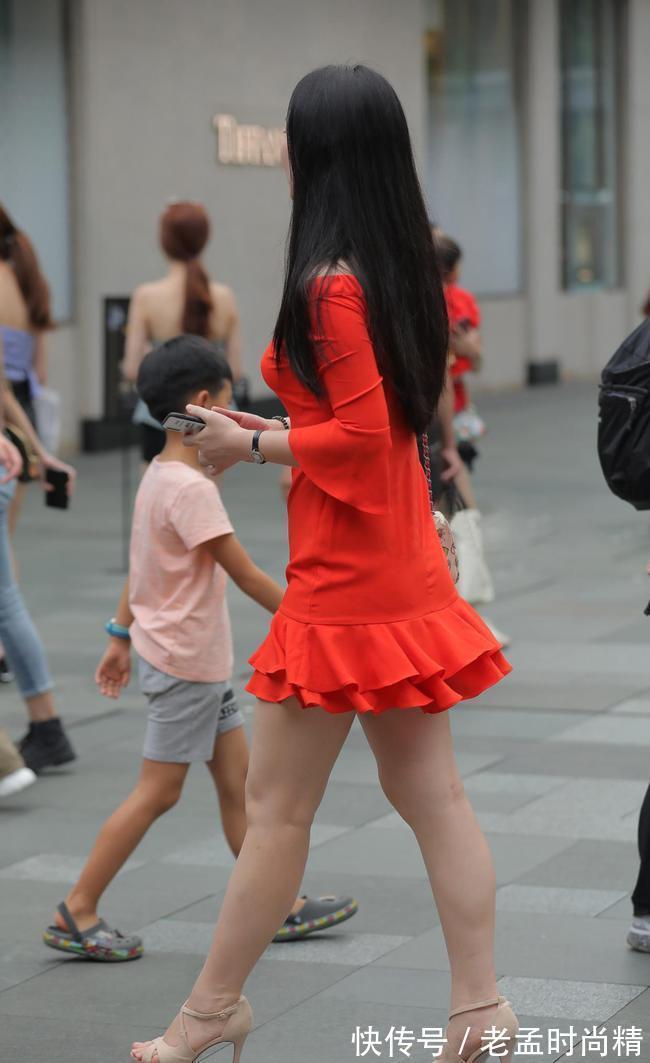 女人味 微胖美女，红色一字领连衣裙搭配高跟凉鞋，光彩夺目很有女人味