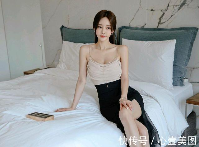 时尚|女神孙允珠高清时尚搭配:海德堡哥特浅杏色金属吊带裙