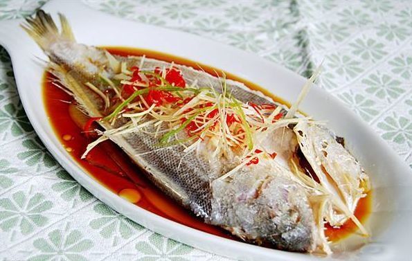 做清蒸鱼，有人加生抽，有人用蒸鱼豉油，大厨都加它，肉鲜嫩不腥