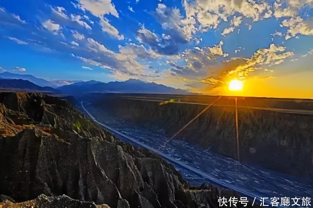 翻雪山穿沙漠，流连异域小镇，寻访新疆烂漫“花火”