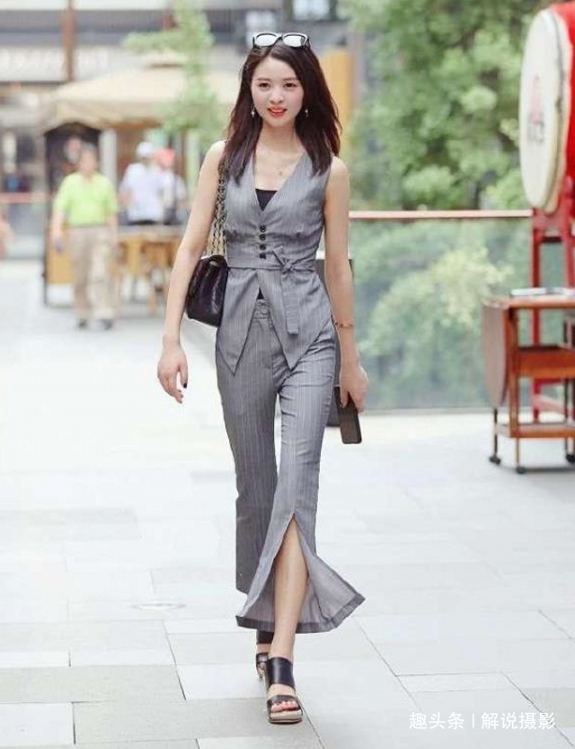 浅色|街拍美女穿一款浅色的连衣短裙,让双腿更显修长