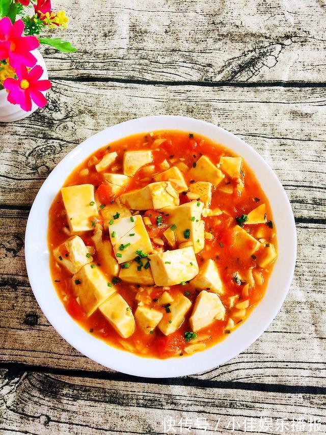 西红柿炖豆腐,美味特下饭,汤汁泡米饭,熊孩子能吃两大碗!