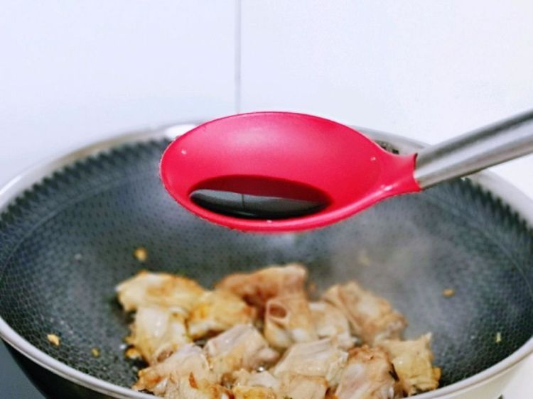 懒人版|懒人版排骨焖饭快速做法，米饭排骨蔬菜一锅端，吃一次就上瘾