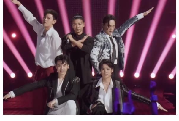節(jié)目組|完勝《浪姐》！33位哥哥再現(xiàn)頂級舞臺，能請到這3位節(jié)目組很用心