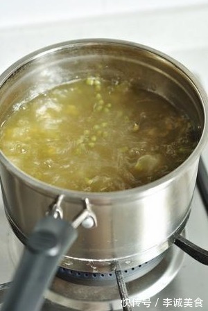 村口70岁奶奶，做“冲鸡蛋花”火了，不加盐和水，清热解暑喝不腻