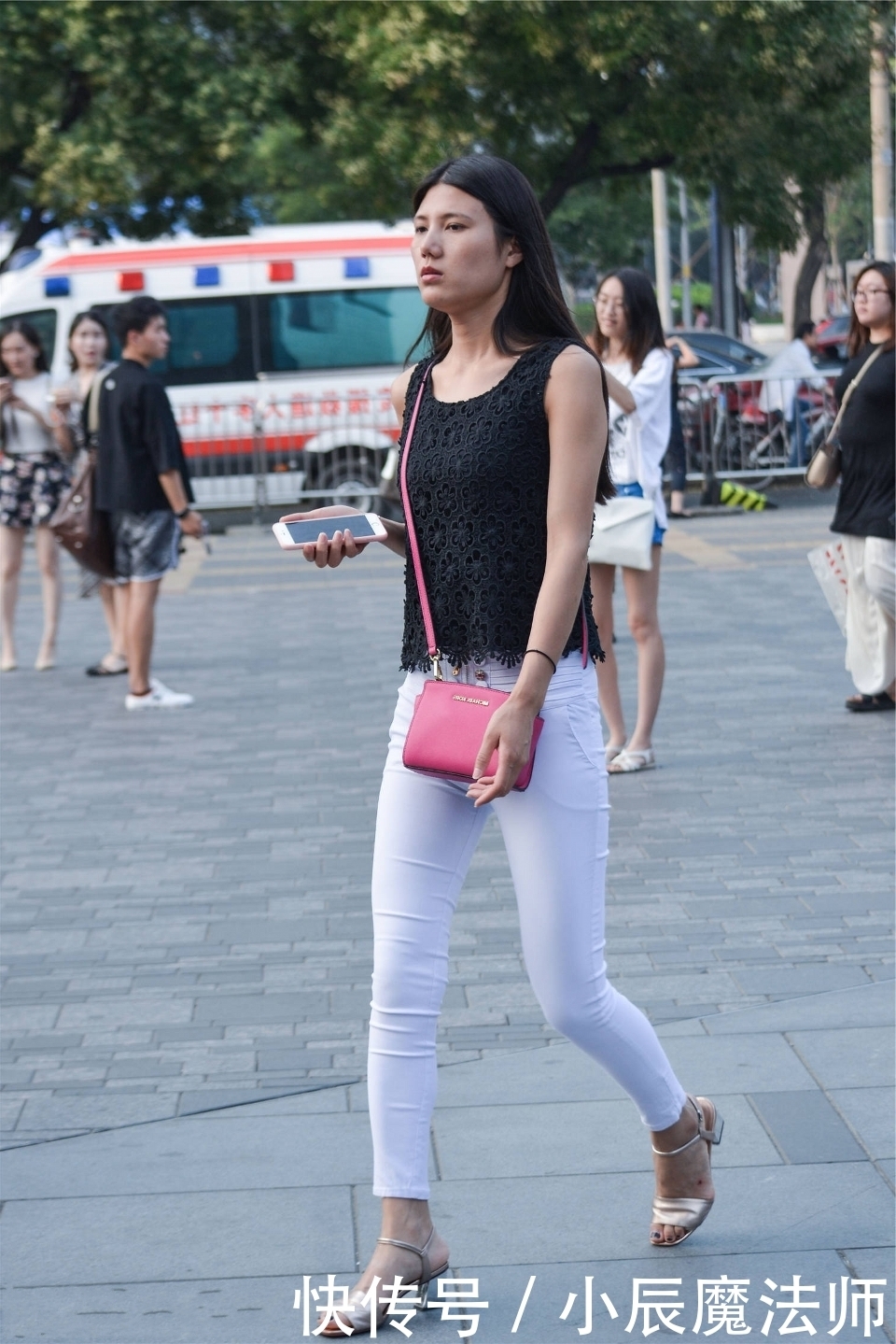 黑色|路人街拍,美女穿黑色提花的无袖小衫,显得人很时尚个性