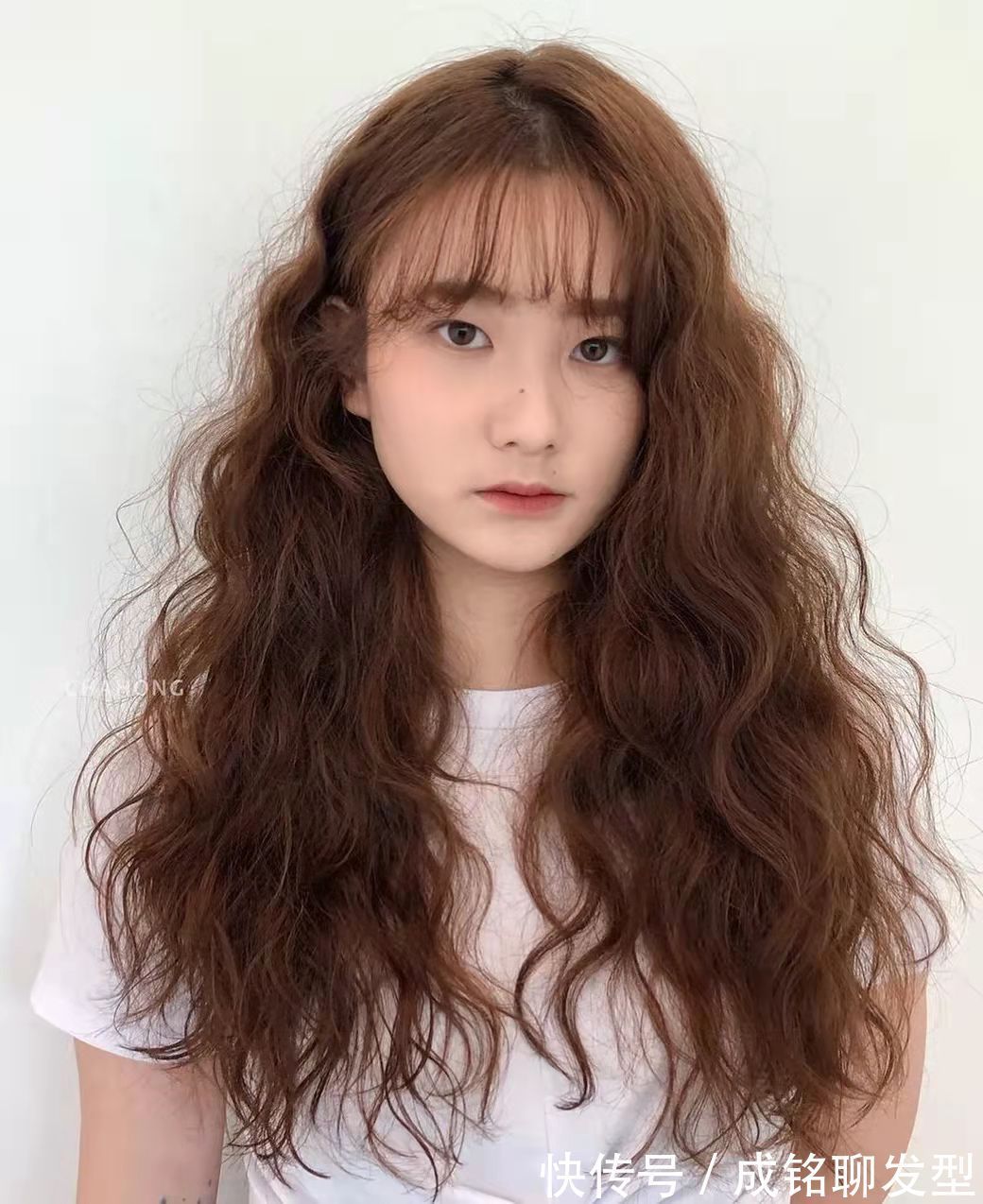 卷发 圆脸的女生怎么烫发显脸小?试试这六款卷发,时髦洋气又有品位