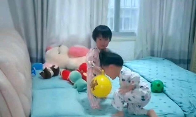 梯子|妹妹太矮上不去床,哥哥给妹妹当人肉梯子,网友:年度最暖哥哥!