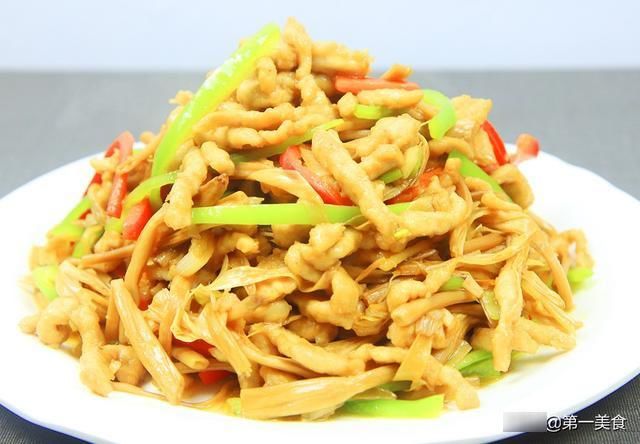 红椒|黄花菜炒肉丝很多人第一步就做错了，难怪不好吃，大厨教你如何做