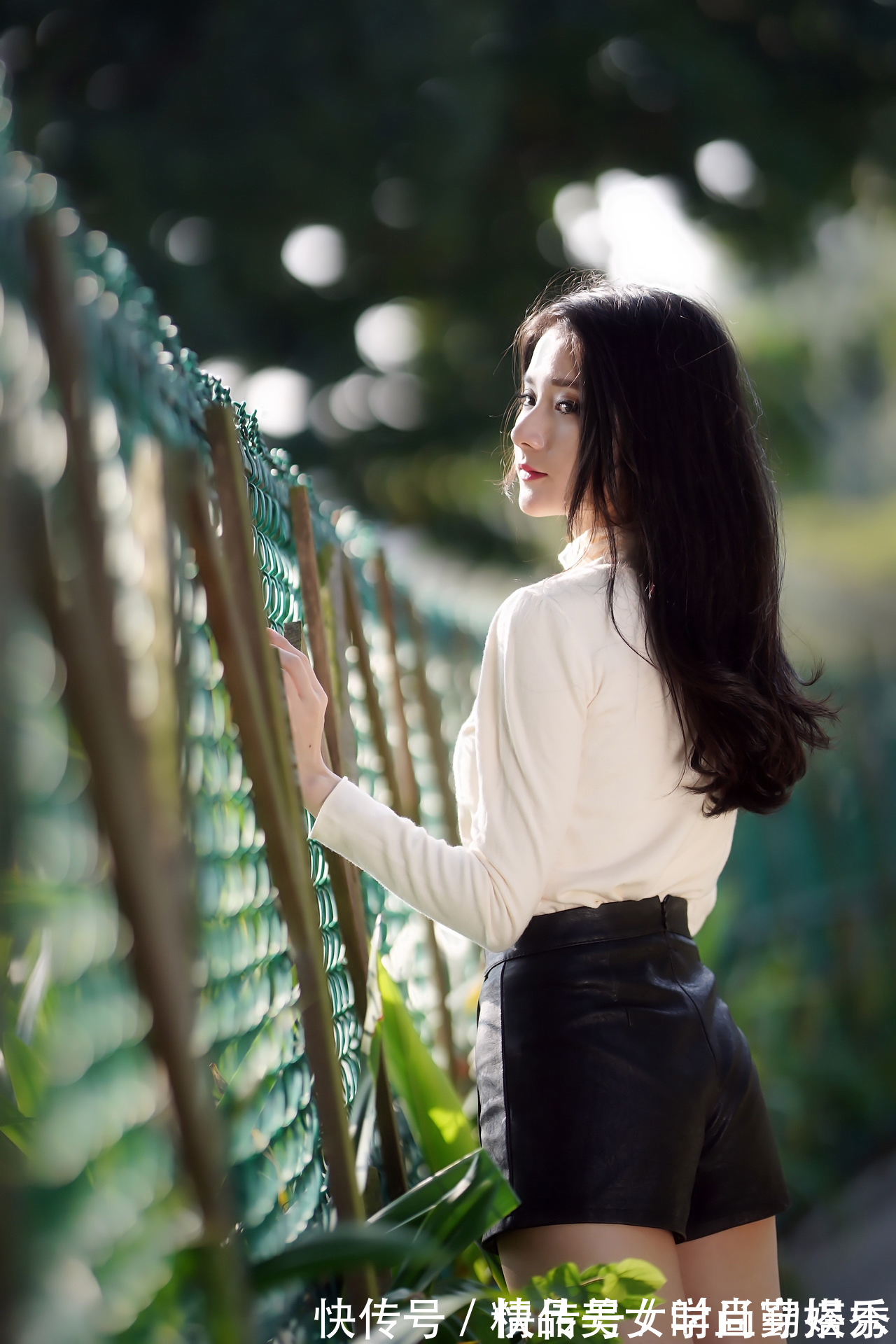 小姐姐 黑色皮裤裙性感时尚,上搭一件简约的米白色针织衫,经久耐看