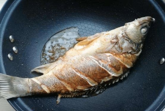 煎鱼最怕“破皮粘锅”, 鱼身上抹点“它”, 鱼肉嫩滑不粘锅!
