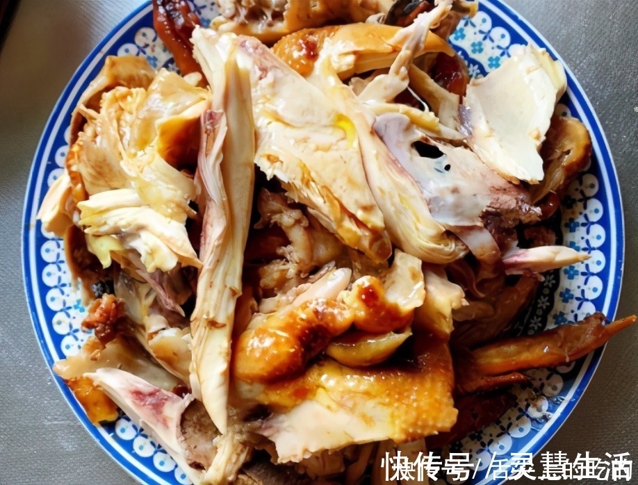 整只鸡丢电饭锅里,不放油不加水,出锅香味四溢还流油,比烤鸡香