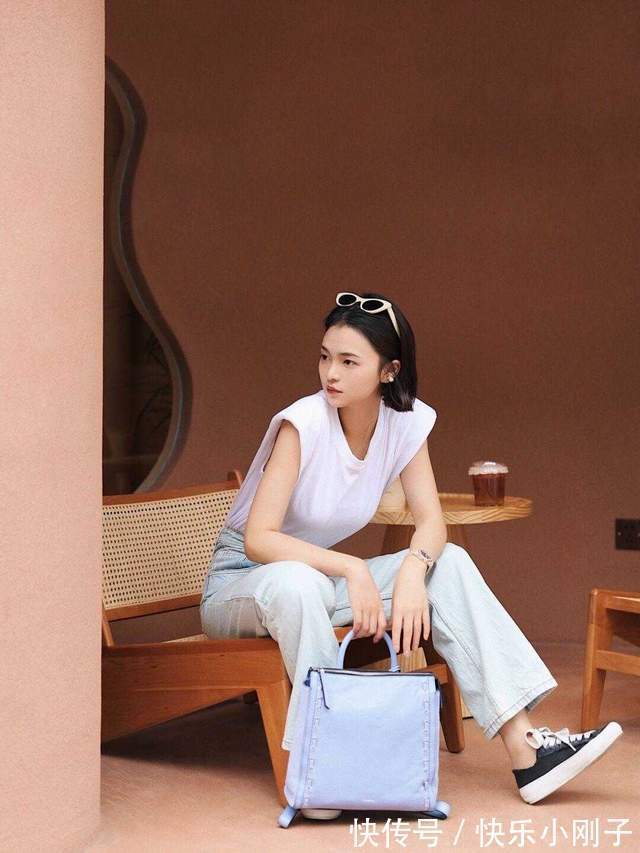 毛衣|秋天如何穿出高级感?用毛衣内搭白衬衫和牛仔裤,照看都好看