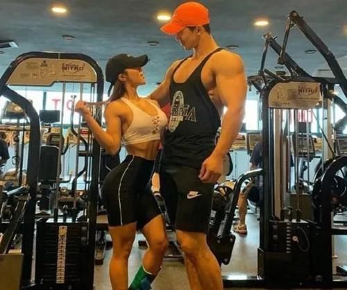情侣|太有安全感了!这对健身情侣,上演“肌肉版”最萌身高差,羡慕了
