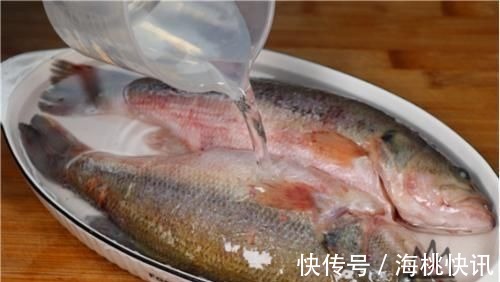 不管解冻什么鱼，用水泡就外行了，教你一招，比活鱼都新鲜、美味