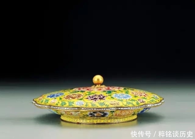 虽然名字上带“瓷”,工艺用的是珐琅彩,但它还真不是瓷器