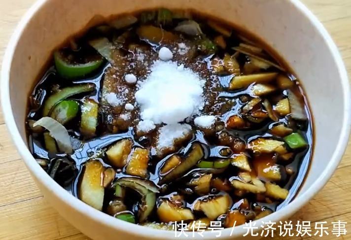 新吃法|1分钟学会鸡翅新吃法,外酥里嫩,肉嫩多汁,端上桌大家抢着吃