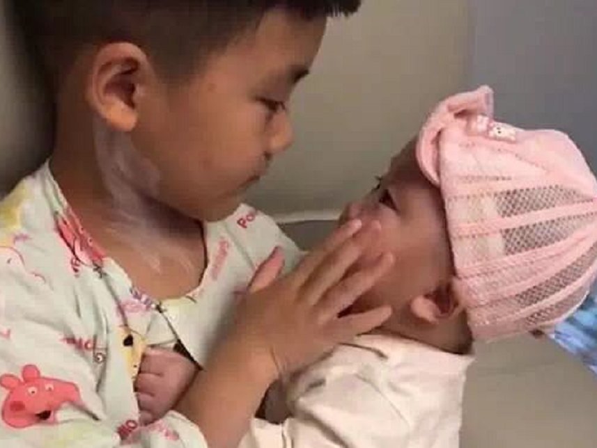 二胎家庭|二胎妹妹被妈妈教训后,一脸委屈躲在哥哥怀里,网友:太有爱了