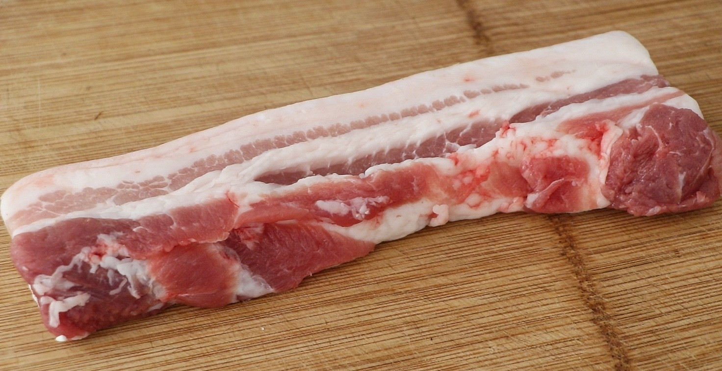 年夜饭，猪肉这样做赛过粉蒸肉！加上两个鸡蛋，小孩抢着吃它