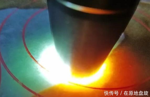 美女执意20万买下的翡翠原石,切开后气的发抖,最后成品完美逆袭!