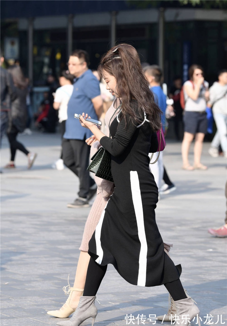 身材高挑 和姐妹逛街，都搭配选择尖头细跟短靴，色彩和款式有些差别