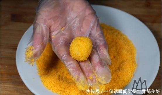 汤圆放入滚烫的油锅中,瞬间变美食,我也是今天才知道,太香了