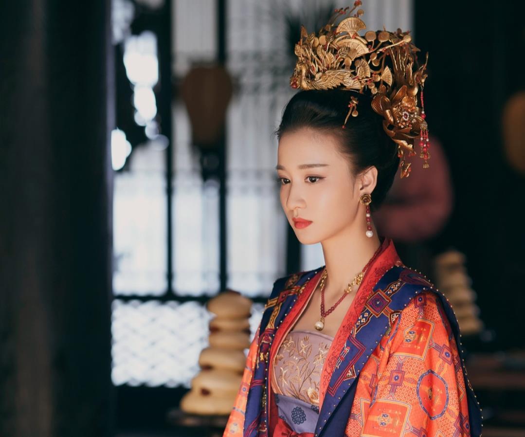 乞丐!才女出上联一杆银枪挡雄兵百万,乞丐下联让才女脸红,高兴下嫁