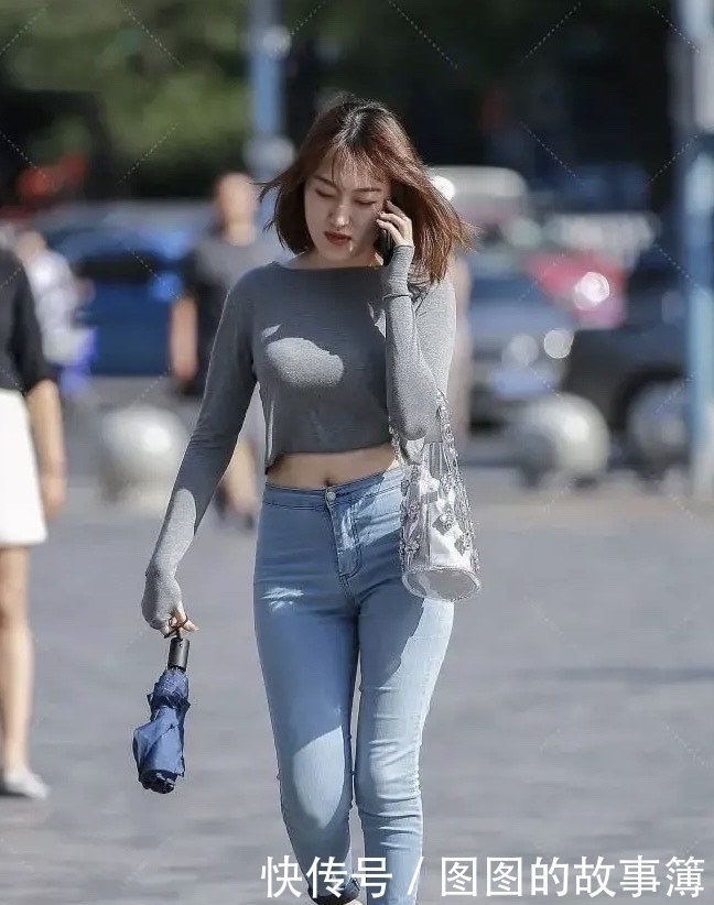 紧身牛仔裤，轻轻松松就打造了一双大长腿，养眼又好看