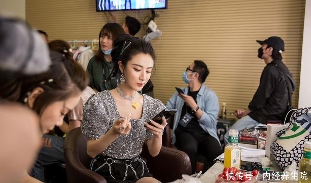 李佳琦薇娅带火的5种零食，销量很高却不贵，建议要多囤些尝鲜