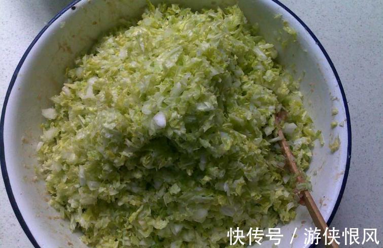 调白菜馅,不要用盐杀水或者焯水,巧用一招,饺子好吃还营养高